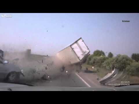 Scontro frontale tra un’auto e un camion Scontro frontale tra un’auto e un camion