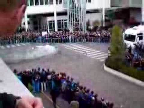 F1 Driver Nick Heidfeld entertaining the BMW employees Photo F1 Driver Nick Heidfeld entertaining the BMW employees