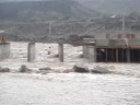 متهور يحاول عبور سيل وادي ( ويعا ) في جيبوتي djibouti