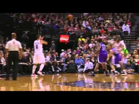 LaMarcus Aldridge dunks on the Kings