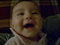 Alessia riendo con sus papas Alessia riendo con sus papas