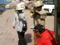 el compa tananas se da el lujo de que le toque la banda.
