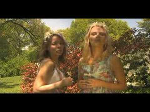 shnaha - By TASTiSKANK. Featuring comedy duo and Broadway stars, Sarah Litzsinger and Kate Reinders. http://www.myspace.com/tastiskankmusic Director: Théo Burkhardt.