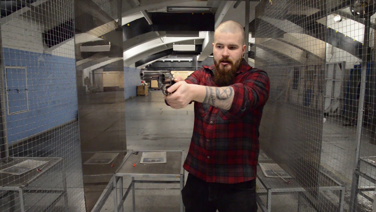 Revolverin kahden käden ote