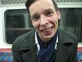 bordes, een teken dat ze er zelf ook is. De wisseling van de wacht begon rond 11u15 en na drie kwartier hetzelfde Jingle Bells deuntje te hebben aangehoord was het tijd om de thee opzij te zetten en door te lopen naar Harrods. Een kleine tegenvaller volgde, want Harrods was DICHT. Eenmaal weer in het hotel aangekomen sloeg de moeheid eigenlijk meteen toe. Na 3 dagen lopen, slecht slapen, weinig slapen, veel gezelligheid moesten de luikjes toch écht even dicht. Behalve bij Mark, want die kan ...