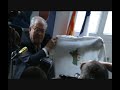 lors de sa conf�rence de presse (14/11/2009) pour le lancement de la campagne des �lections r�gionales 2010 � marseille, jean-marie le pen a pr�sent� � la presse un tee-shirt achet� dans la cit� phoc�enne sur lequel est repr�sent� une carte de la france recouverte du drapeau alg�rien...