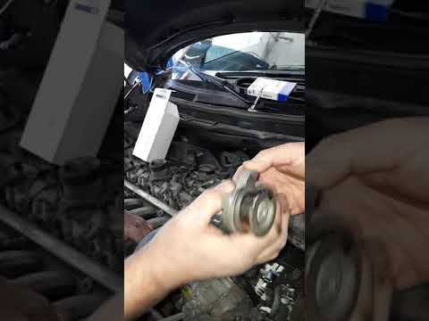 2010 volvo xc90 serpentine belt tensioner assembly replacement urbanautomotive01