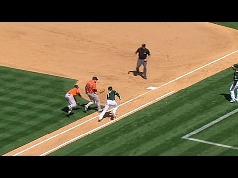 Video: Pitcher's screen helps Punto leg out a hit