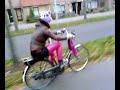 Nikki met de snorfiets