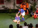 jogando no quintal   improviso com objeto   azul: cena 01