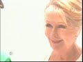 Doña Regina le dice a Mili ke su mamá vive Doña Regina le dice a Mili ke su mamá vive