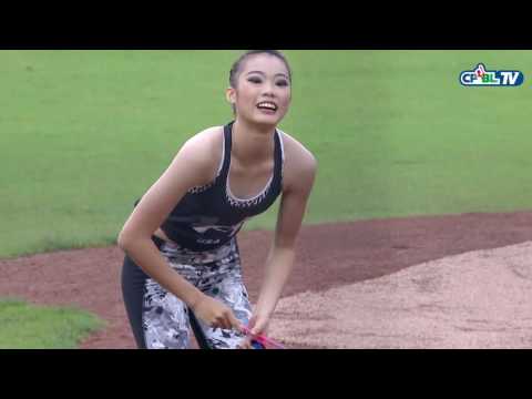 05/22 兄弟 vs Lamigo 賽前，全大運韻律體操個人全能金牌連霸得主楊千玫擔任開球嘉賓