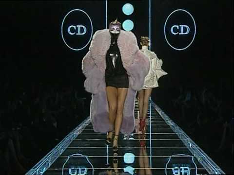 fashion shows - Join PopOverdose at: http://www.popoverdose.com/register.php?referrerid=511 PETA protester tries to disrupt a Dior fashion show and gets pushed by the model ...