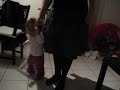 Lieve Maud loopt aan de hand.AVI