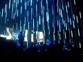 TERZO DI TRE VIDEOLa seconda e ultima data italiana dei Radiohead, ancora all'Arena Civica di Milano ha visto la band di Oxford trionfare nuovamente con una scaletta con più di una variazione rispetto a quella della sera prima anche se ugualmente incentrata sui brani di In Rainbows. Pubblico entusiasta con molti fan che hanno fatto il bis e altri arrivati da ogni parte d'Italia. Fra loro anche Max Gazzé e Max Casacci dei Subsonica, con maglietta raffigurante la copertina di Unknown Pleasures dei Joy Division. Thom Yorke, pantaloni rossi e camicia striminzita bianca, sembra invece uno dei White Stripes ma è molto meno cool di Meg&Jack. Però basta la prima pennata per trasformare il ranocchio nel re del rock del terzo millennio, colui che assieme ai suoi quattro scudieri ha instaurato con il suo pubblico un rapporto talmente viscerale da non avere termini di paragone con gli altri gruppi che hanno debuttato dal 1990 in poi, il tutto grazie a una rara coerenza (e non si parla di musica) e a iniziative come la messa on line sostanzialmente gratuita dell'ultimo album e l'impegno ecologista mirante a produrre meno anidride carbonica possibile con questo e i prossimi tour, giacché la Terra non gode esattamente di buona salute. Ecco tutti i brani eseguiti nel secondo e ultimo concerto milanese:Reckoner15 StepThe National AnthemAll I NeedNudeAirbagThe GloamingDollars And CentsArpeggiFaust ArpHow To Disappear CompletelyJigsaw Falling Into PlaceA Wolf At The DoorVideotapeEverything In Its Right PlaceIdiotequeBodysnatchersHouse Of CardsThere ThereBangers And MashJustThe TouristGo Slowly2+2=5Paranoid Android