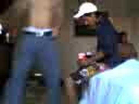 onysak88 - Aqui acababa de despertar el Navia, y andaba bien crudo, y tenia chingos de sed y andaba buscando algo de tomar, el Julio no le queria dar Coca, y despues vi...