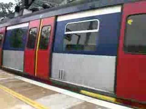 港鐵(前九鐵)MLR列車駛離大學(車)站