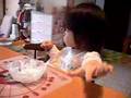 手の汚れに神経質な1歳児
