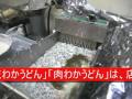 gourmet.walkerplus.com 伊予の味にこだわり続ける旨いうどん店50名までの宴会もおまかせ！創業44年、切り立て湯がき立て自家製麺と宇和島産のアジやウルメ、サバ、昆布を使ったうま味と風味の効いたダシ、鳴門の青葉わかめなど、四国・伊予の味にこだわり続けるうどん専門店。中でも「天わかうどん（￥730）」「肉わかうどん（￥690）」は、店長イチオシメニュー。鳴門の渦潮のそばで収穫された肉厚ワカメの歯応えとコシのある自家製麺、うま味たっぷりの本場のダシとの相性が抜群だ。うどんメニューのほか、おでんや天ぷら、工房から毎朝運ばれてくる新鮮な豆乳で作る出来立ての豆腐など一品メニューも数多くそろう。2階にはテーブル席と広い座敷もあるので、小さな子供連れでも安心。