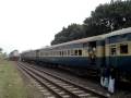 videos de Maitree Express overtakes Sundarban Express at Sorot Nagar, Bangaldesh