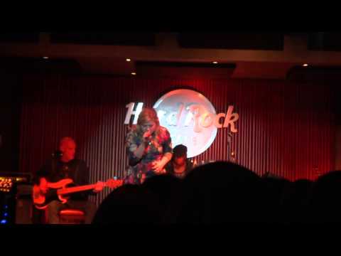 Kelly Clarkson live at the Hard Rock Nashville – U