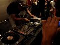 dj marky na fnac, fazendo performance com a unha na agulha, sem o feltro.