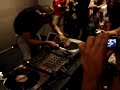 dj marky na fnac, fazendo performance com a unha na agulha, sem o feltro.