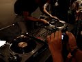 dj marky na fnac, fazendo performance com a unha na agulha, sem o feltro.