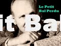 on a chant� le petit bal perdu (c'�tait bien)
un grand merci � emilie pour m'avoir fourni la musique!

le petit bal perdu (c'�tait bien)
bourvil
paroles: robert nyel
musique: gaby verlor
1962

c'�tait tout juste apr�s la guerre,
dans un p'tit bal qu'avait souffert.
sur une piste de mis�re,
y'en avait deux, � d�couvert.
parmi les gravats ils dansaient
dans ce p'tit bal qui s'appelait...
qui s'appelait...
qui s'appelait...
qui s'appelait...

non je ne me souviens plus
du nom du bal perdu.
ce dont je me souviens
ce sont ces amoureux
qui ne regardaient rien autour d'eux.
y'avait tant d'insouciance
dans leurs gestes �mus,
alors quelle importance
le nom du bal perdu ?
non je ne me souviens plus
du nom du bal perdu.
ce dont je me souviens
c'est qu'ils �taient heureux
les yeux au fond des yeux.
et c'�tait bien...
et c'�tait bien...

ils buvaient dans le m�me verre,
toujours sans se quitter des yeux.
ils faisaient la m�me pri�re,
d'�tre toujours, toujours heureux.
parmi les gravats ils souriaient
dans ce petit bal qui s'appelait...
qui s'appelait...
qui s'appelait...
qui s'appelait...

non je ne me souviens plus
du nom du bal perdu.
ce dont je me souviens
ce sont ces amoureux
qui ne regardaient rien autour d'eux.
y'avait tant d'insouciance
dans leurs gestes �mus,
alors quelle importance
le nom du bal perdu ?
non je ne me souviens plus
du nom du bal perdu.
ce dont je me souviens
c'est qu'ils �taient heureux
les yeux au fond des yeux.
et c'�tait bien...
et c'�tait bien...

et puis quand l'accord�oniste
s'est arr�t�, ils sont partis.
le soir tombait dessus la piste,
sur les gravats et sur ma vie.
il �tait redevenu tout triste
ce petit bal qui s'appelait,
qui s'appelait...
qui s'appelait...
qui s'appelait...

non je ne me souviens plus
du nom du bal perdu.
ce dont je me souviens
ce sont ces amoureux
qui ne regardaient rien autour d'eux.
y'avait tant de lumi�re,
avec eux dans la rue,
alors la belle affaire
le nom du bal perdu.
non je ne me souviens plus
du nom du bal perdu.
ce dont je me souviens
c'est qu'on �tait heureux
les yeux au fond des yeux.
et c'�tait bien...
et c'�tait bien.