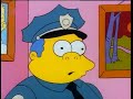 Eine der besten Simpsons-Halloween Filme: Homer stürzt beim Versuch, dem angekündigten Besuch seiner Schwägerinnen Patty und Selma zu entkommen, in die dreidimensionale Welt und wird dabei selber dreidimensional. Durch ihn verursacht, stürzt das Universum kurz darauf in sich ein. Staffel 7/6 (3. Film), Episode 134, 3F04 Spiegelverkehrt wegen U.-Rechte! Die besten Halloween-Filme unter: www.youtube.com