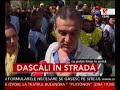 Peste 10.000 de angajaţi din învăţământ din: Federaţia Educaţiei Naţionale, Federaţia Sindicatelor Libere din Învăţământ şi Federaţia Spiru Haret pichetează astăzi sediul Guvernului.Sindicaliştii protestează pentru că Guvernul a hotărât să nu mai acorde tichetele cadou. Deşi Executivul a revenit asupra deciziei la sfârşitul săptămânii trecute, cadrele didactice nu renunţă la protest.Sindicaliştii susţin că tichetele cadou erau un real ajutor pentru angajaţii din învăţământ.Reprezentanţii Ministrului de Finanţe au anunţat că tichetele vor fi acordate, dar numai acolo unde consiliile locale au fonduri. Sindicaliştii din învăţământ spun însă că nu mai au încredere în Guvernul Tăriceanu.Tichetele cadou erau acordate de patru ori pe an, la evenimente sau sărbători importante. Valoarea unui tichet cadou este cuprinsă între 10 şi 50 de lei.Preşedintele PNG, George Becali s venit la locul unde dascălii protestau motivând că protestatarii erau aproape de Palat şi a vrut să îi vadă.