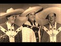 miseria.

los panchos.

camine, con los brazos abiertos, 
por all�r un camino, 
una sola amistad...

�y que es lo que tengo?
�y tu que me diste?
tan solo mentiras,
cansancio, miseria...

miseria que llevo en la vida,
hace mucho tiempo,
como una tragedia escondida
en mi sufrimiento,
mi caja de besos, 
limosna de todos,

es lo que me haz dado, 
como un ser malvado,
como un criminal.

miseria que llena de espanto,
por que no me quieres,
miseria que es odio y es llanto,
por que se quien eres...

quien sabe hasta cuando,
seguir� esperando,
que cambie mi suerte,
o venga la muerte,
como bendici�n.

miseria que llena de espanto,
por que no me quieres,
miseria que es odio y es llanto,
por que se quien eres...