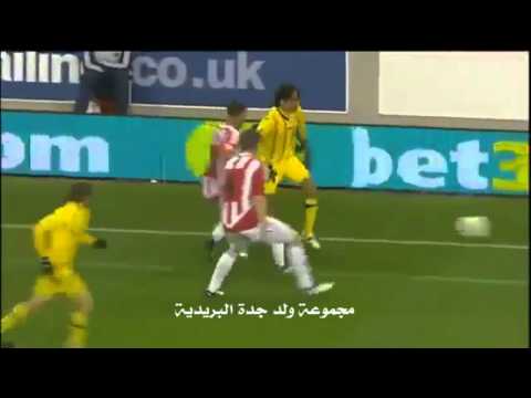 لاعب يضرب الحكم بجزمته