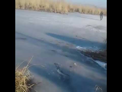 Piękny finish jazdy na rowerze po zamarzniętym stawie.