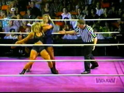 women wrestling