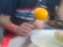 Decile a la naranja que baile-.