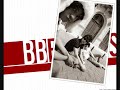 poum chak c'est moi sous une fum�e opaque 
avouez que je vous ai bien eus 
que vois-je, madame, vous rendrais-je �carlate, 
est-ce ce r�volver, ou ma simple venue 
votre mine est bien claire, auriez-vous un peu bu? 

un coup de vent tout le monde me rate 
l'homme invisible, oui c'est bien moi. 
dear jekyll vous ne m'�chapperez pas 
courrez donc mon cher, une ombre ne s'�vite pas 
de la lune au clair, abracabra 

j'ai failli tomber par terre, danser le twist avec vous, 
oh venez avec moi, venez 
mais voyons laissez-vous faire, non ne criez point surtout, 
que diriez vous de m'embrasser ? 
et la lune est claire, non vous n'entendez 
bang bang r�volver, mes pas se rapprocher 

un coup de vent pour qu'en deux je me casse 
je me demande chaque lendemain 
quel est cet homme qui la nuit me fait boire pour un rien 
te violer par terre et puis recommencer 
une goutte d'�ther, on se laisserait tenter 

j'ai failli me laisser faire, au diable mes rendez-vous 
ce soir je m'en irai danser 
j'ai failli tomber par terre, monsieur le diable avec vous 
ce soir je m'en irai danser 
bang bang r�volver et le lond des pav�s 
le temps d'un �clair 

d�tr�ner le lucifer, au diable mes rendez-vous 
seul je m'en irai danser 
je ne suis point lucifer, oui mais bien pire voyez-vous 
d�s qu'un verre vous me proposez 
bang bang r�volver et le lond des pav�s 
le temps d'un �ther, votre t�te a roul� 
bang bang r�volver sur un londres embrum� 
le temps d'un �clair