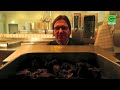 Eine gute Bratensoße herzustellen ist keine Hexerei. Im Video zeigt Ihnen Reinhard Andorfer (Fachbereichsleiter der Gastronomie im WIFI OÖ), wie Sie recht einfach eine köstliche Bratensoße herstellen können. Bon Appetit!