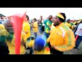 Des fans de l'Afrique du Sud rassemblés à Nelspruit, le vendredi 11 juin, pour la retransmission du match Afrique du Sud/Mexique. Au même moment les fans du Mexique suivent le match à Mexico. Durée: 39 sec