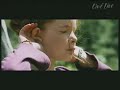 un matin d'automne, au d�tour d'un chemin, une petite fille aper�oit un renard. 
fascin�e au point d'oublier toute peur, elle ose s'approcher. pour un instant, les barri�res qui s�parent l'enfant et l'animal s'effacent. 
c'est le d�but de la plus �tonnante et de la plus fabuleuse des amiti�s. gr�ce au renard, la petite fille va d�couvrir une nature secr�te et sauvage. commence alors une aventure qui changera sa vie, sa vision et la n�tre...