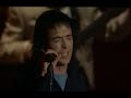 i muvrini: ''oghje si t�'' (i muvrini in cuncertu. bercy (parighji), 27 di ghjennaghju di 1996).

i muvrini in cuncertu.
bercy (parighji), 27 di ghjennaghju di 1996.

oghje si t�

tutte le strade di u mio mondu
p� una sera voltanu qu�
mezu � le brame di u circondu
in un abbracciu venenu � d�
quandu l'amori di u mio profondu
p� una notte dormenu qu�

� issu battellu ch� frisgia l'onde
cum'� un viaghju ch� �n p� fin�
oghje issa voce ch� mi risponde
a terra h� bella stemmuci qu�
issa lumeruccia nantu � e sponde
ch� � lu mio core dice di s�
ch� � lu mio core dice di s�
oghje s� t�
oghje s� t� ...

ghjuvan francescu bernardini