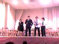 Jordi fa un bayet amb 4 colaboradors/es dalt de l'escenari del casal de gata de gorgos...