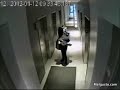 Un tonto que saca a su pobre perro a pasea, lo tiene que subir a casa. Entra al ascensor, le da al botón, ve al perro afuera, se cierra la puerta y.... mejor ver. De milagro el perro no sale lastimado.