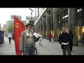 Auf der Prager Straße in Dresden mit der Fahne der Sowjetunion im Kapitalismus Auf der Prager Straße in Dresden mit der Fahne der Sowjetunion im Kapitalismus