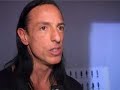 Ce n'est pas parce que Rick Owens n'est plus le directeur artistique de la griffe Revillon que les fourrures ont déserté son podium, bien au contraire. Une collection nette et graphique. Les botttines sont recouvertes de chèvre sur le devant et contrastent avec la nudité des jambes. Les manteaux en mouton retourné sont portés côté fourrure ou côté cuir avec l'intérieur blanc légèrement apparent. Décollée, gansée de cuir, montante, enveloppante ou se terminant en capuchon, toute la collection est basée sur l'encolure.