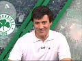 O Giorgos Mitsikostas mimmeitai to anerxomeno talento tou ellinikou podosfairou to Sotiri Nini stin athlitiki satiriki ekpompi tou.