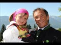 Jörg Haider Fotos - Das bunte Leben des Jörg Haider...
Joerg Haider Photos - The Colorful Life of Joerg Haider...

+++

Das Phänomen Jörg Haider. Wie zu Lebzeiten sorgt Jörg Haider auch nach seinem Tod für Polarisierung. Die einen lieben ihn und andere verachten ihn. Haider schaffte es mit seinen Aussagen zu polarisieren wie kein anderer. Die Berichterstattung nach seinem Tod übertraf alles Bisherige und die Medien zeichneten ein facettenreiches Bild von Haider. Nach seinem Tode entstand ein wahrer Kult um ihn, was wiederum auf seine Nähe zu den Bürgern, seinen Einsatz für das Land Österreich und seine politischen Erfolge zurückzuführen ist. Auch seine Kritiker und Gegner haben oftmals Haiders Talent und Rhetorik bewundert. Eines ist gewiss, die Anteilnahme, das Medienecho und auch die hitzigen Diskussionen um seine Person nach seinem Tode, würde ihm wohl große Freude bereiten und ihm das eine oder andere Lächeln entlocken.
Jörg Haider starb am 11. Oktober 2008 im Alter von 58 Jahren.
Ruhe in Frieden, Jörg!

+++

The phenomenon Joerg Haider leads to big controversy between his fans and opponents. Many love him and others hate him. Haider polarized with his comments and got a big media coverage all the time. International media painted a controversial picture of Joerg Haider. But Joerg Haider was also famous for his closeness to people and his engagement, spirit and passion doing things and politics. For sure Joerg Haider would be happy to see all the reactions based on his dead and some of the media releases and comments on his dead would raise him a smile.
Joerg Haider died on  October, 11 at the age of 58.
Farewell Joerg!

+++