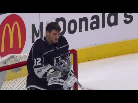 Video: Kings’ Quick involved in weird play as mask clasp breaks against Sharks