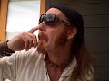 da Seattle il punto della situazione, le mie opinioni, il commento di certi video e articoli sulla rete.mi sento di consigliarvi un blog che fa reale informazione:http://www.danielemartinelli.it/Alcune nozioni sugli argomenti trattati:Cesare Previti ed il processo SME -Nel 2000 Previti, candidato per Forza Italia, viene messo sotto inchiesta per la corruzione di giudici del tribunale di Roma nel 1985, per far rigettare i ricorsi giudiziari del gruppo CIR nell'ambito della vicenda SME, i quali se accolti avrebbero danneggiato la cordata composta da Barilla, Ferrero e Fininvest.Il 22 novembre 2003, dopo molti rinvii (comunque ininfluenti nel computo della prescrizione), il processo giunge alla sentenza di primo grado, in cui Previti viene condannato a 5 anni di reclusione, a fronte di una richiesta da parte dell'accusa di 11 anni.Il 2 dicembre 2005 la Corte d'Appello di Milano emette la sentenza di secondo grado, riconoscendolo colpevole di corruzione semplice e confermando la condanna di primo grado a 5 anni di reclusione.Infine, il 30 novembre 2006 la Corte Suprema di Cassazione annulla entrambe le precedenti sentenze di merito relative al processo SME emesse dal tribunale di Milano, per incompetenza territoriale, ritenendo la commissione del fatto corruttivo verificatosi in Roma. Viene quindi disposto il trasferimento degli atti al tribunale di Perugia competente a giudicare i reati di competenza ordinaria del tribunale di Roma nei quali siano però coinvolti magistrati della capitale; peraltro, essendo il termine di prescrizione fissato per aprile 2007 è molto probabile che il processo verrà dichiarato prescritto.Processo IMI-SIR -La sentenza di primo grado, emessa dalla IV sezione penale del Tribunale di Milano il 29 aprile 2003 lo ha riconosciuto colpevole.Il 4 maggio 2006 la Cassazione esprime il verdetto definitivo, condannando Previti a 6 anni di detenzione per l'accusa di corruzione nell'ambito del processo IMI-SIR.Il giorno successivo, Previti afferma di essersi dimesso dalla carica di parlamentare e si presenta al carcere di Rebibbia, dove viene recluso. Il 10 maggio, ottiene l'affidamento ai servizi sociali ai sensi del comma 1 dell'articolo 47-ter della legge 26 luglio 1975, n. 354, secondo la quale non è prevista la detenzione negli istituti carcerari per un ultrasettantenne, purché non sia stato dichiarato delinquente abituale, professionale o per tendenza né sia stato mai condannatoEmiliano MartinoHilary Thavis Gaia Groove