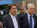Londra - Lancio di uova al Nazista Nick Griffin del BNP